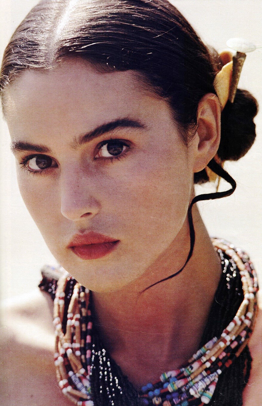 莫妮卡·贝鲁奇|莫妮卡·贝鲁奇和巩俐：有大地女神般的美感，穿白衬衣就美得惊人。