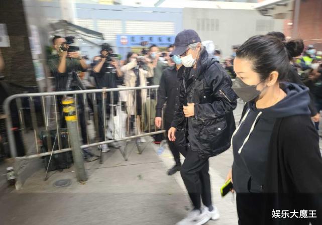 周星驰|周星驰现身送达叔最后一程，神情哀伤眼袋浓，白发苍葭令人感伤