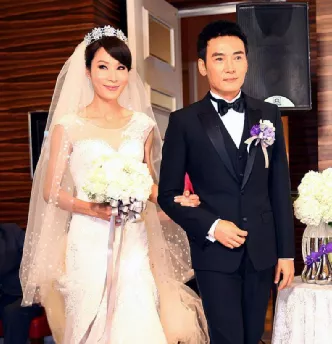 桃花马上石榴裙|“古装男神”变“女装大佬”？22年间，他经历了什么？