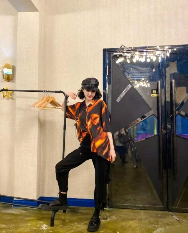 刘涛|迪丽热巴周末福利美图，花衬衫搭黑色工装裤：甜酷美少女