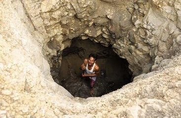 金凤说趣闻|男子家里挖井，打伤了一条黑蛇，第二天，男子下井时发生意外