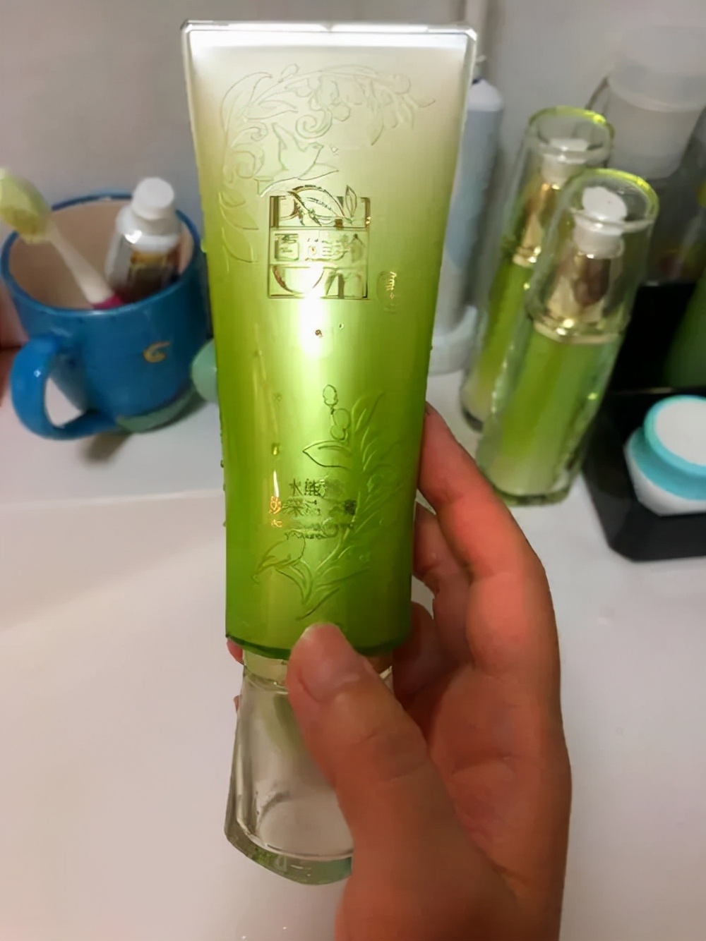 洗面奶 温和不刺激的洗面奶，洗完脸上干净不紧绷，用后皮肤状态明显变好
