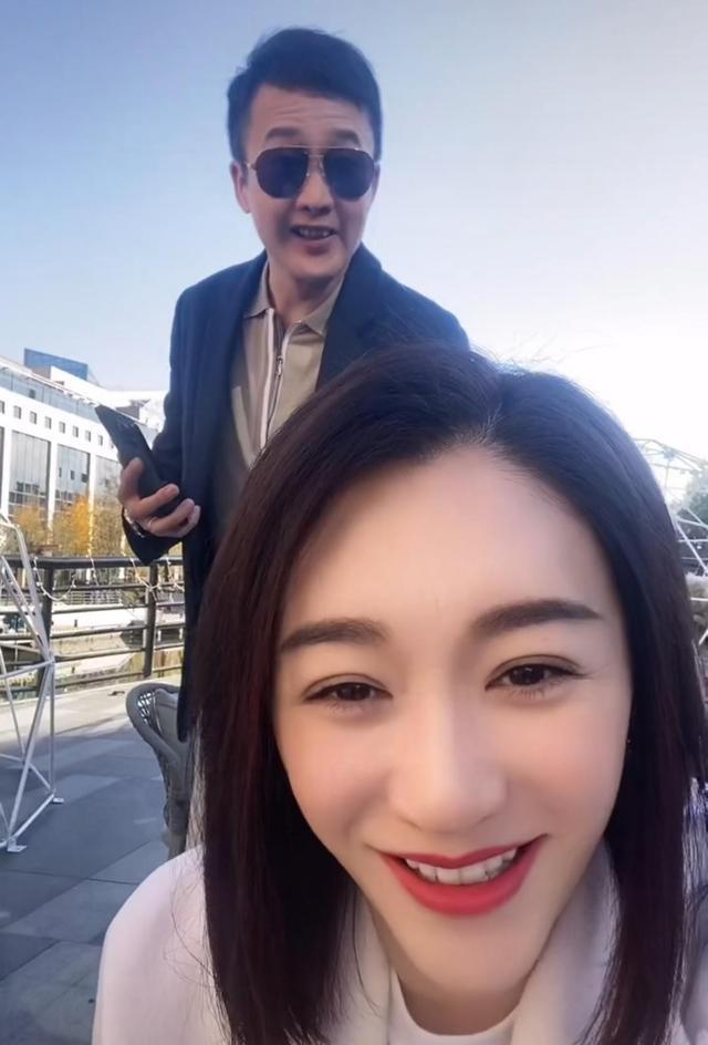 时尚风行派 45岁李小冉罕见晒自拍!皮肤白到发光惹人羡,穿大衣干练又霸气