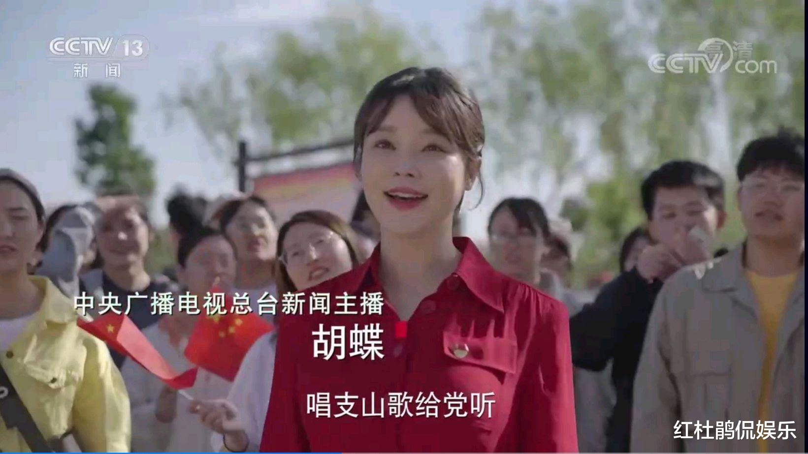 胡蝶|央视主播胡蝶现身宁夏快闪，穿红色连衣裙扎高马尾，形象反差明显