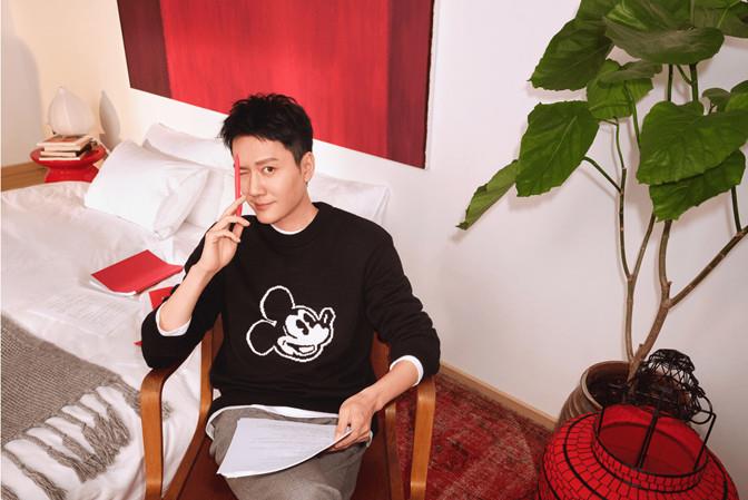 方脸妹说时尚|冯绍峰久违走机场,穿牛仔外套戴名贵表太奢侈,见记者偷拍忙挥手