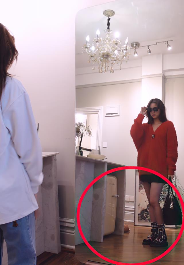 直男|欧阳娜娜玩换装，镜子前凹造型被照出真实身材，肉肉腿成直男最爱