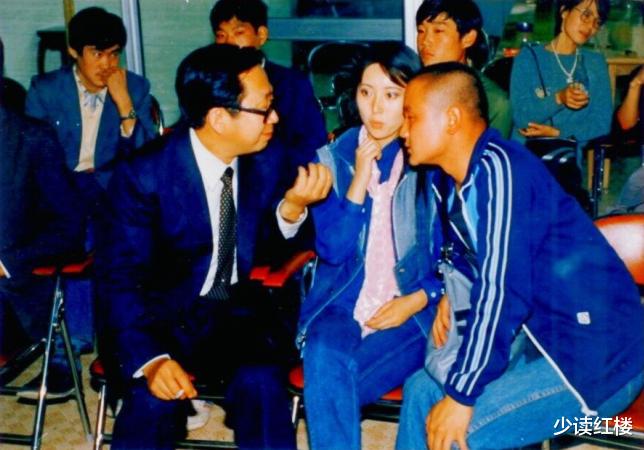 陈晓旭|陈晓旭与身边朋友罕见合影，脱下戏装的她，人群中依然惊艳