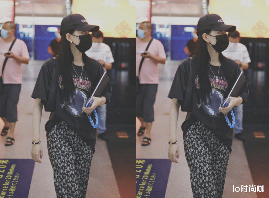 lo时尚咖|徐璐穿“奶奶印花裙”都有时尚范，搭配复古T恤又酷又飒，挺显瘦