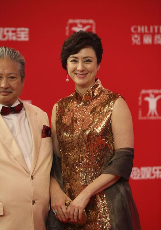 高丽虹|洪金宝夫妇走红毯，高丽虹穿“黄金亮片裙”真贵气，太给老公长脸
