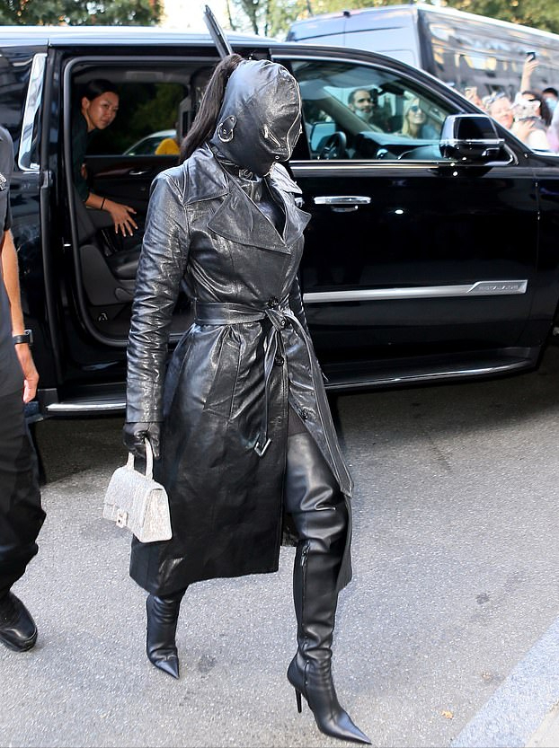 金卡戴珊新造型太拉風啦！一身黑色皮衣，還戴著黑色皮面具太酷瞭-圖3