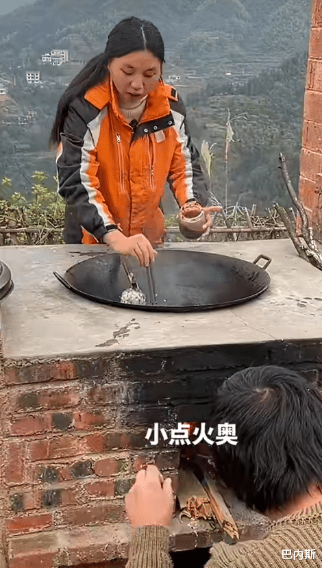 牛爱芳夫妇损失20多万粉丝后,又干回老本行,亲自刷油漆