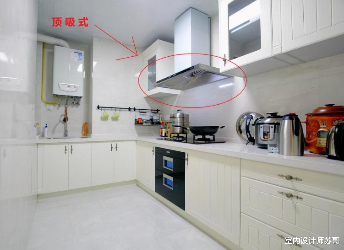 使用油烟机时，要不要关闭门窗？很多人做错了，难怪厨房烟味大