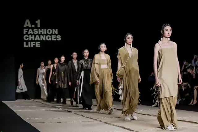 中国国际时装周|DAY4 秀场直击｜草原/海边/山野/家园，看秀也能云游四方