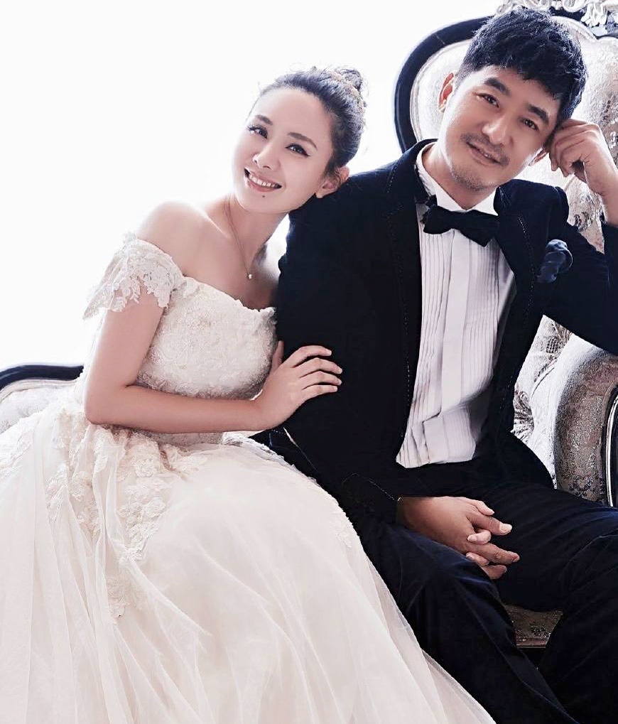 程莉莎|44岁程莉莎晒与杜淳夫妇合照,自嘲“狗粮”吃到饱,王灿暖心回应