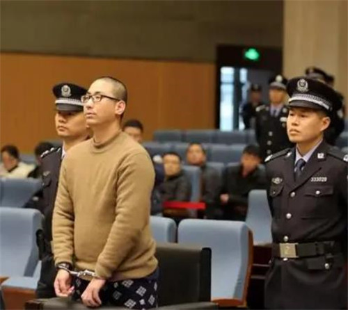  激情犯罪太可怕：女儿被打伤眼睛，父亲持刀捅杀10岁同学致其身亡