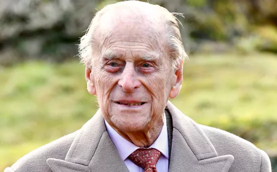英国杂志想评选女王为“年度最佳老人”,被女王幽默地拒绝!