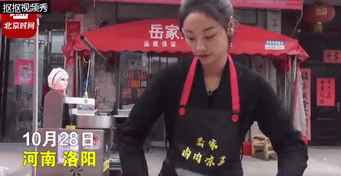 26岁三孩妈妈摆摊卖猪肉,因样貌出众走红