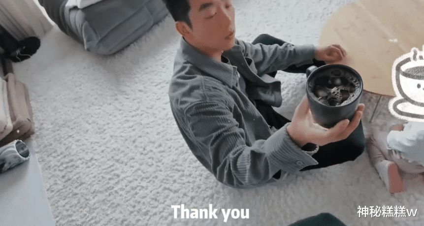 任嘉伦|苗苗早起为老公冲咖啡，挂郑恺身上超腻歪，女儿小酸奶英文名曝光