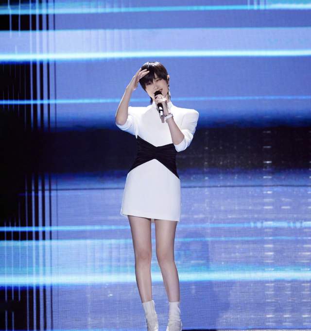 余生|北京卫视户外办晚会,杨坤冻到鼻子通红,多位女星穿吊带裙秀身材