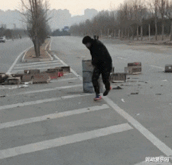 短发 “谁能告诉我这个洞的用处吗？”