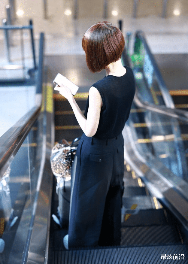 最炫前沿|鲁豫真是瘦过头了！一身黑色搭配秀“纸片”身材，看得人好心疼