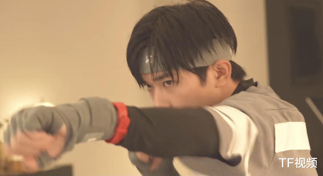 花絮|易烊千玺最新花絮曝光，结束拍摄后累倒在沙发，与拍摄时反差太大