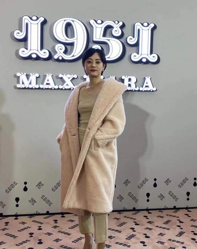 孙俪|孙俪要温度不要风度，穿3万大衣配皱巴巴的秋衣打底，全靠气质撑