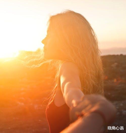 晓角心语|深圳街头情侣互跪抱头痛哭，原因还是天价彩礼：岳母有权要30万吗