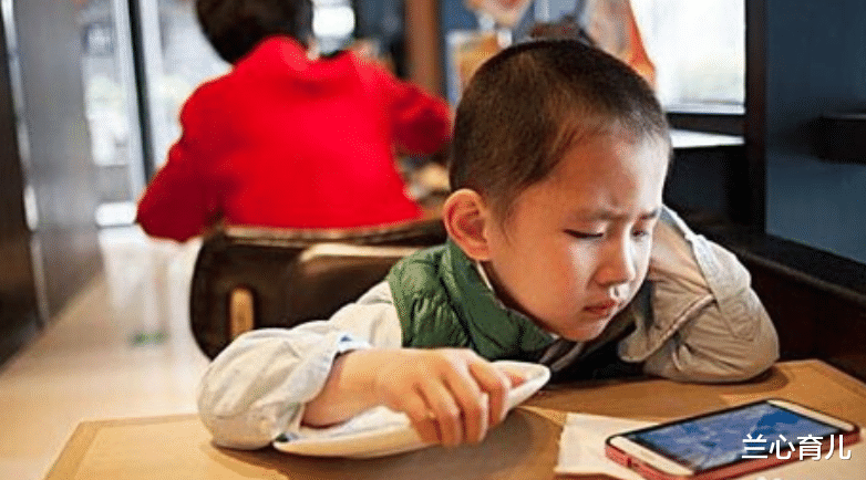 兰心育儿 13岁女孩半小时转走父母20万,摧毁一个家,给孩子一部手机就够了