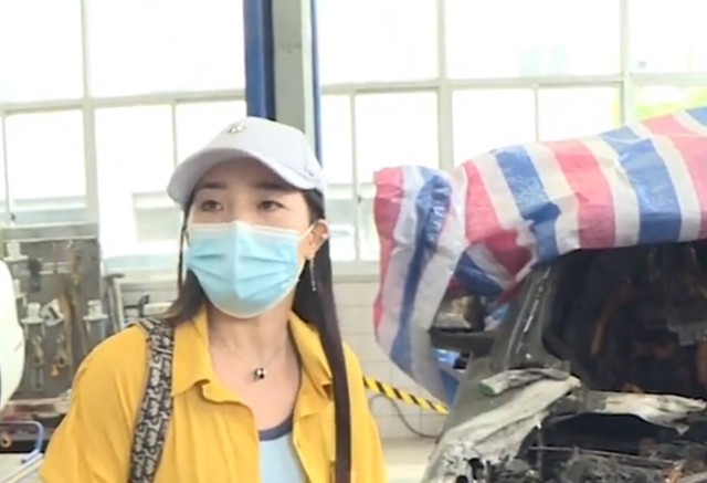 女富豪花60万买豪车,开车路上突然自燃,一家四口人大火中脱险!