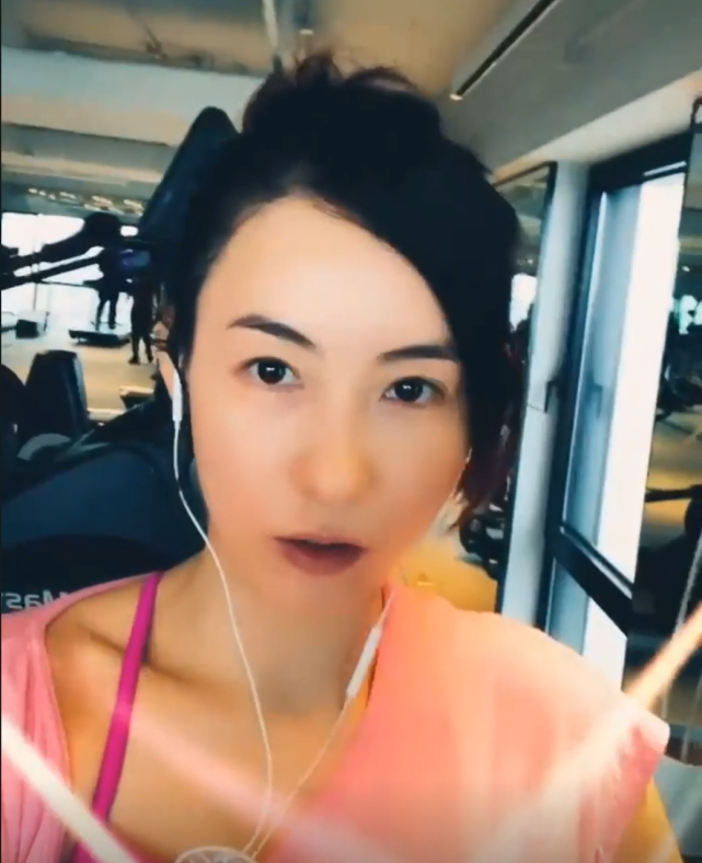 张柏芝|张柏芝大年初一去健身房，腹部赘肉全曝光，身边还有神秘男子陪伴