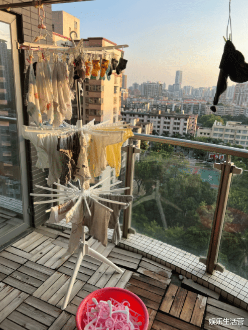 兜儿晒夫妻卧室,衣橱不放衣服床上没铺床单,不像长期居住过