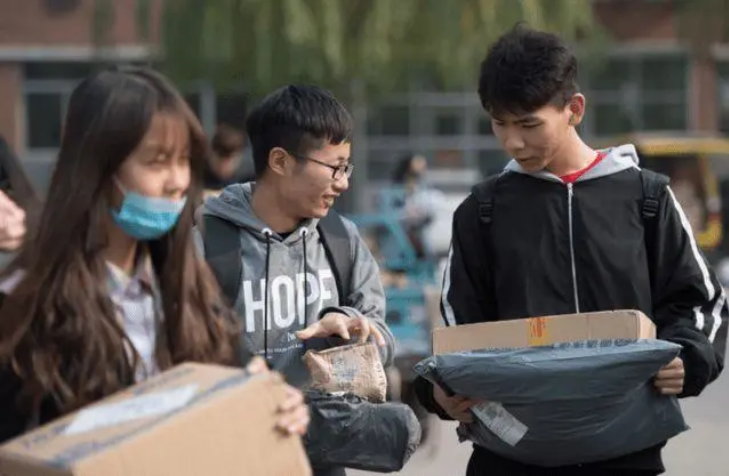 贫困生|贫困生花2500买鞋被取消助学金，发文表示委屈，却并未得到同情