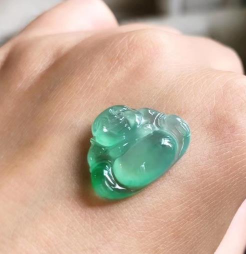 陈坤|陈坤机场搭配少年感十足，脖子上翡翠佛公亮了，如何挑选？