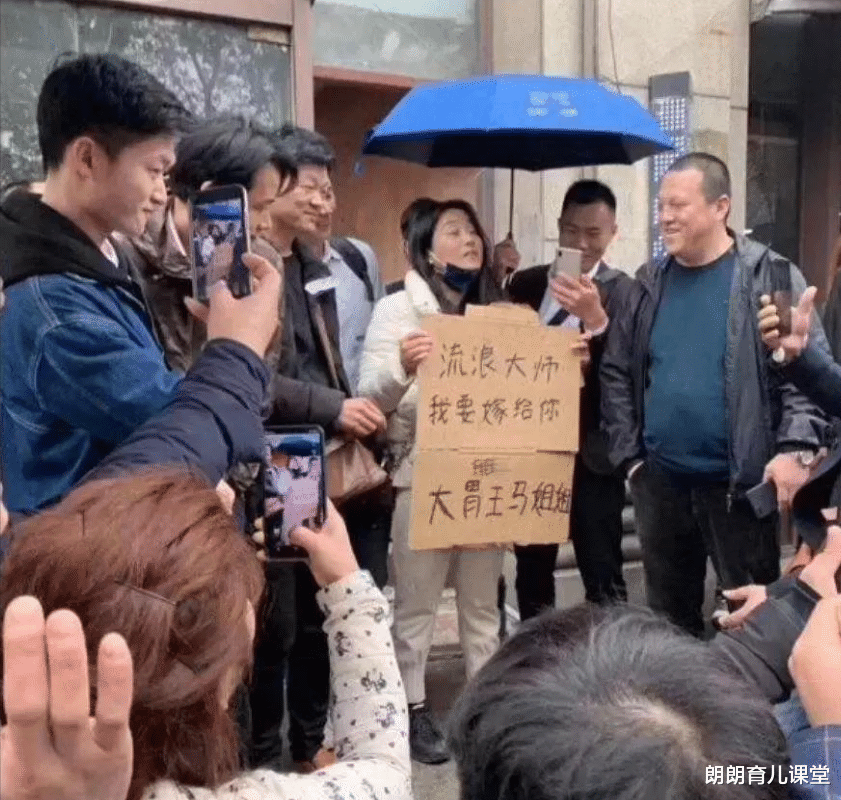 朗朗育儿课堂|“人类高质量男性”求偶，油头粉面似“纸扎人”，网友：单身挺好