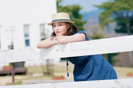 金智媛|“天然女神”金智媛：颜值丝毫不输宋慧乔，如今广告接到“手软”