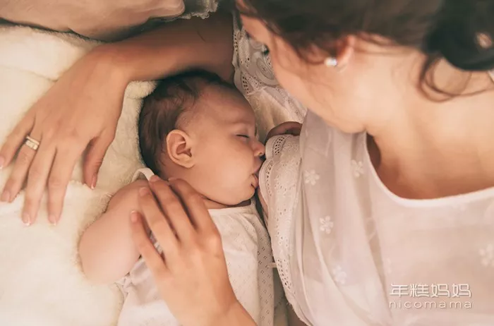 婴幼儿常识|国药育儿知识：如何判断母乳宝宝到底有没有吃饱呢？今天教大家 4 个简单的判断方法！