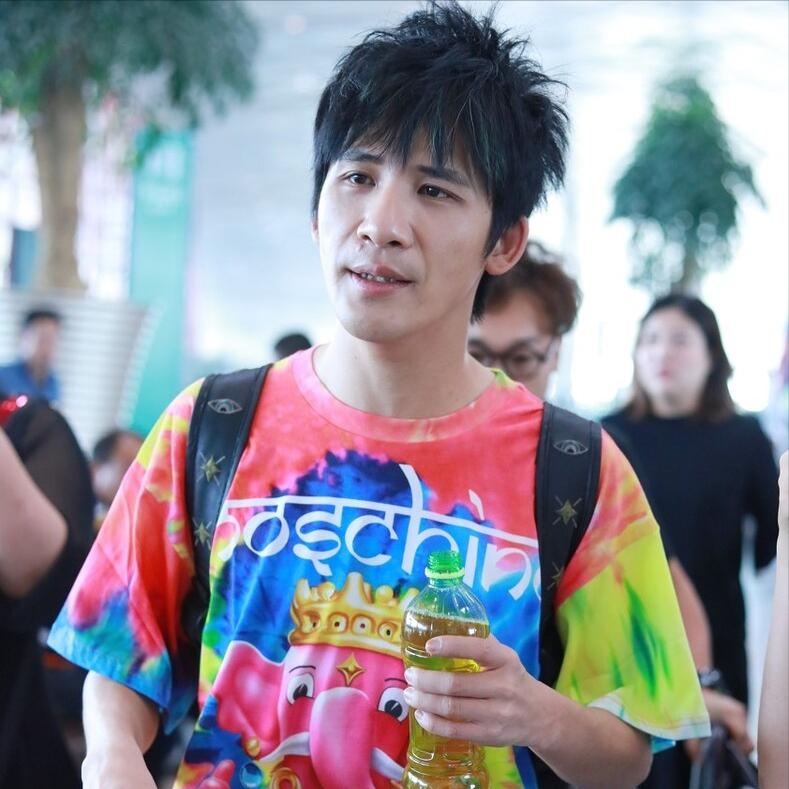 大张伟|大张伟带妻子游影城，妻子体型太壮实，全程拎包似保姆