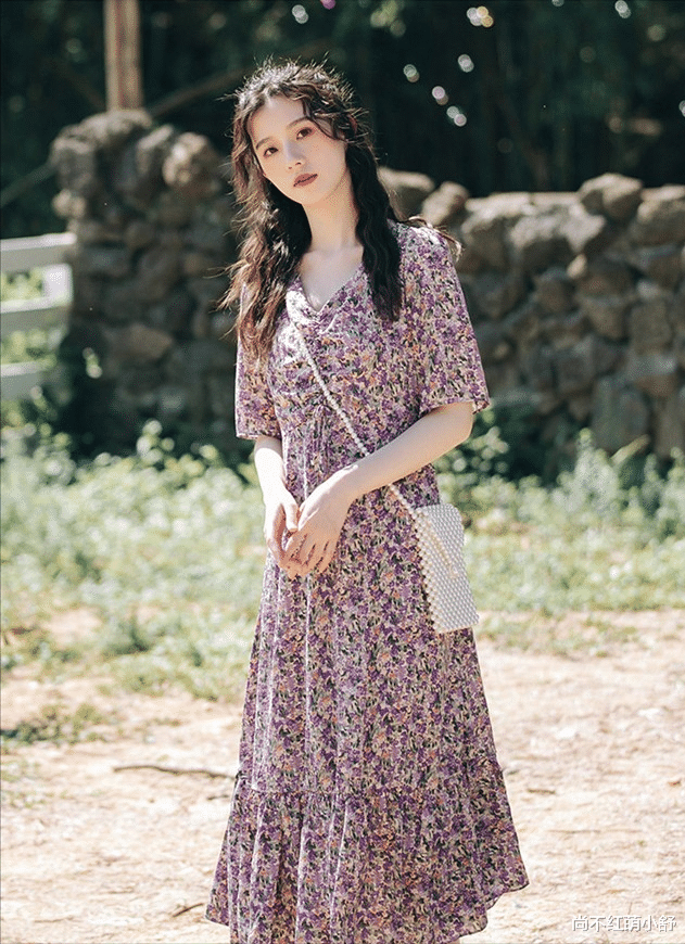 尚不红萌小舒|女人还是穿裙装优雅,今年流行的“碎花裙”,优雅清爽还具有气质