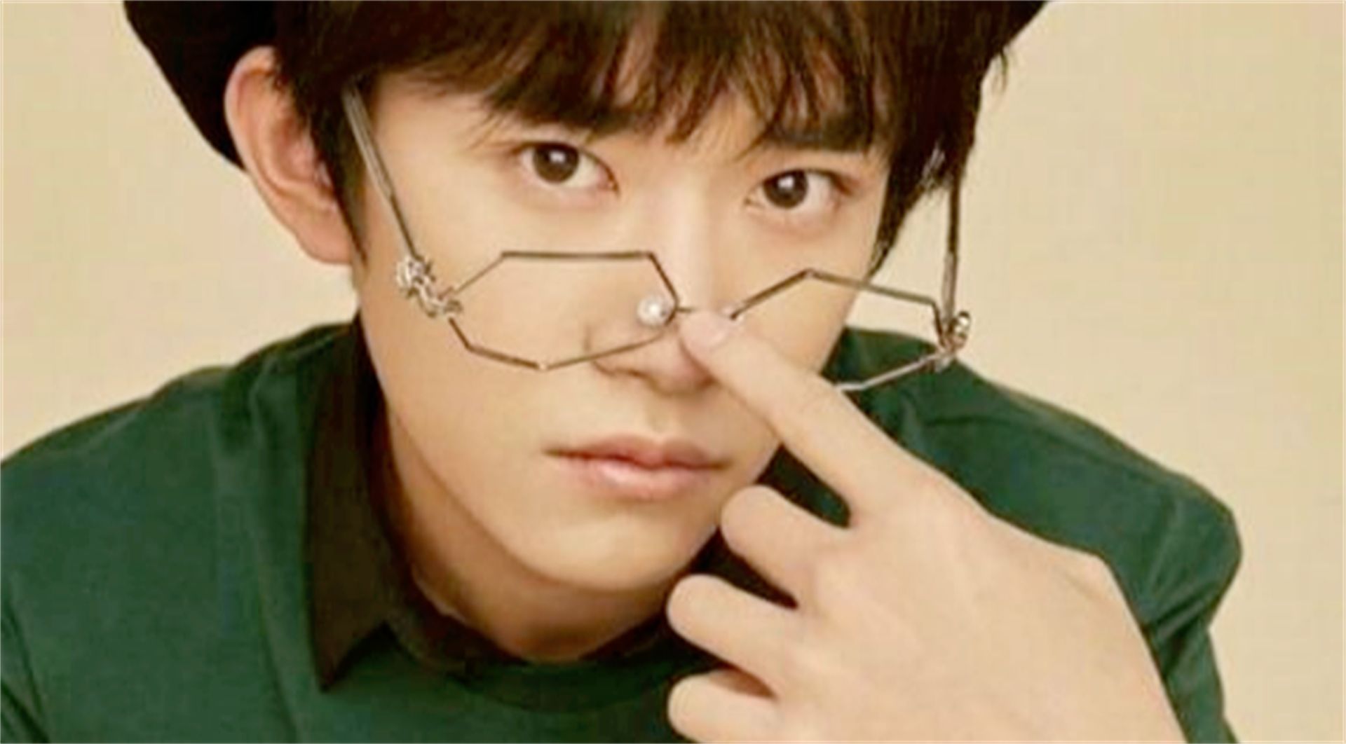 白敬亭|5位“眼镜杀”男星，白敬亭尽显书生气质，易烊千玺撩到你了吗？