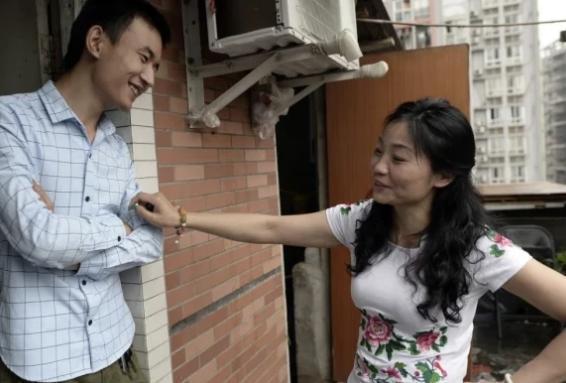 正儿八经说 那个46岁阿姨嫁给23岁重庆小伙,两人认识60天闪婚,如今生活怎样