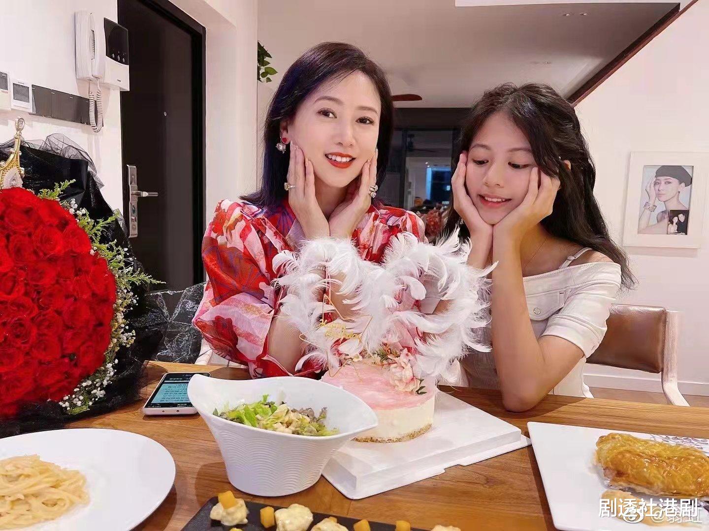 首尔|仙气十足！53岁香港知名女星晒13岁女儿近照，五官立体撞脸钟欣潼