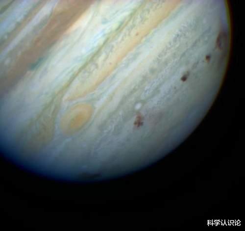木星 又撞击了，木星刚刚遭受半个地球大小的撞击，可见闪耀的火花