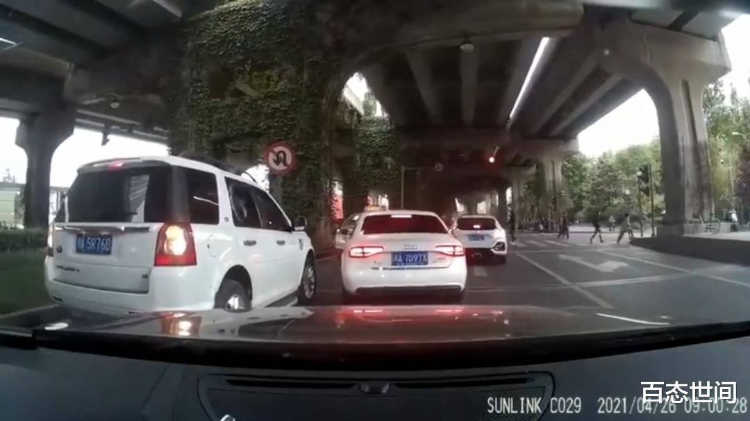 百态世间 成都路虎车主撞倒交警后驾车逃逸，正义奥迪车主加速追赶将其截停