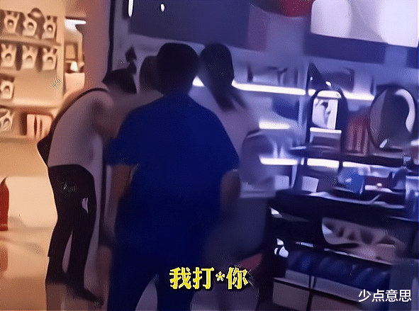 七夕 男子七夕闲逛，巧遇别人带老婆也闲逛，直接冲上去：知道谁老婆不？