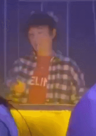 王思聪|王思聪开劳斯莱斯去蹦迪，被美女们主动扑怀里捂脸害羞笑