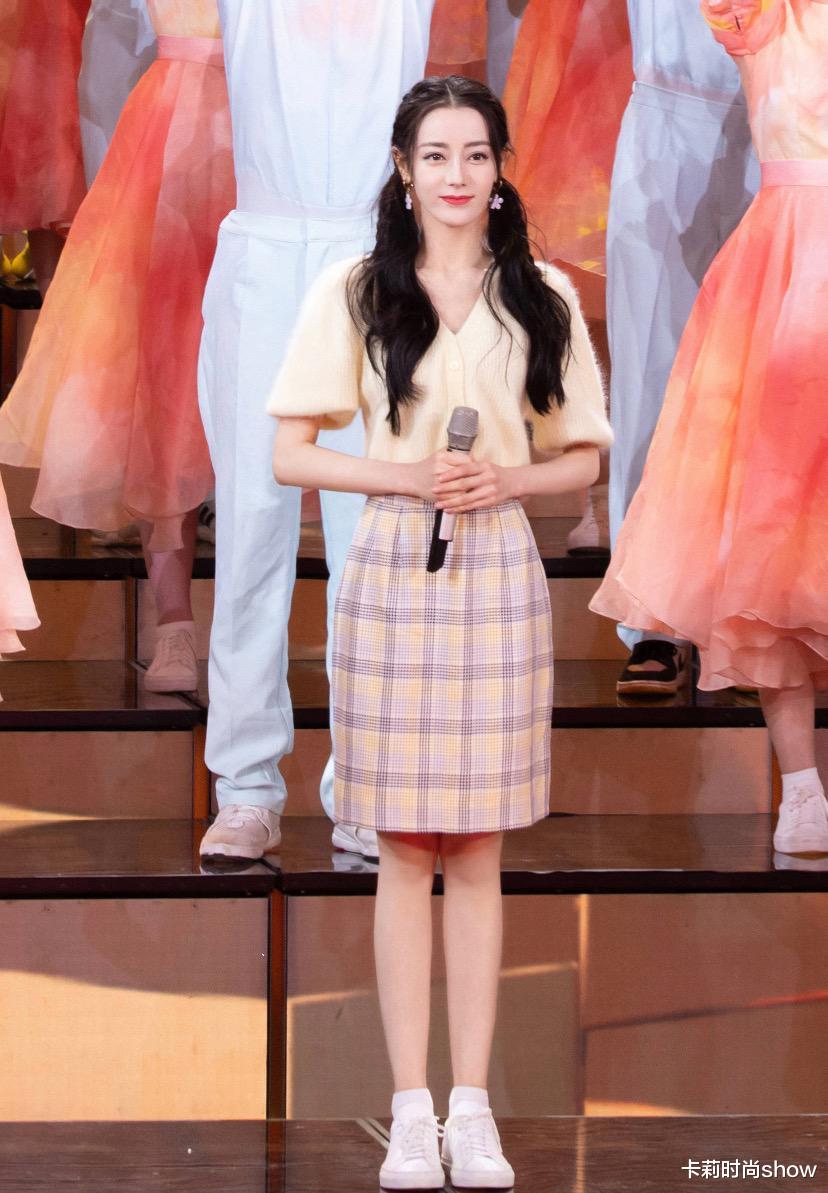 卡莉时尚show|迪丽热巴比例是真的好，身穿白色挂脖裙，颜值身材都让人羡慕