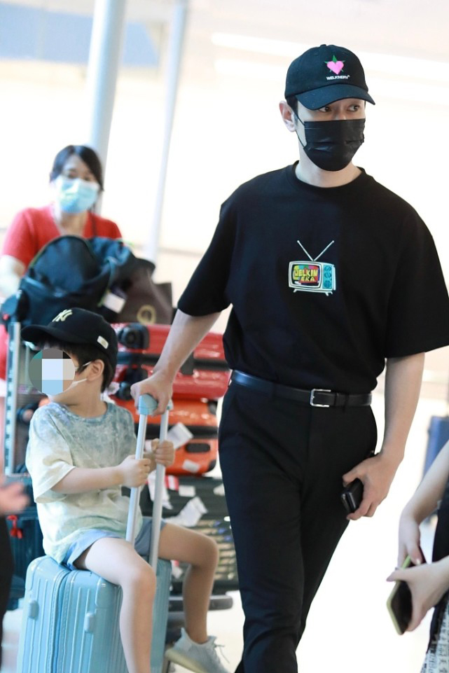 黄晓明|黄晓明带儿子现身潮爸范十足，小海绵坐拉杆箱可爱满分，长腿抢镜