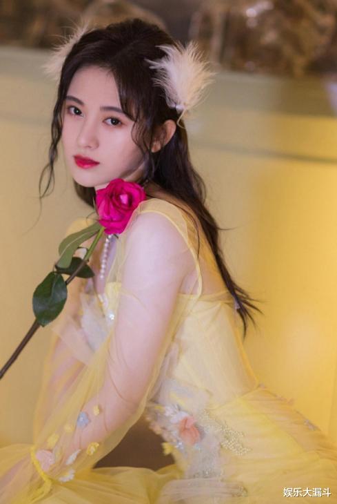 鞠婧祎|鞠婧祎身穿羽毛裙，清纯又不失性感，看到她的腿网友：确定159？