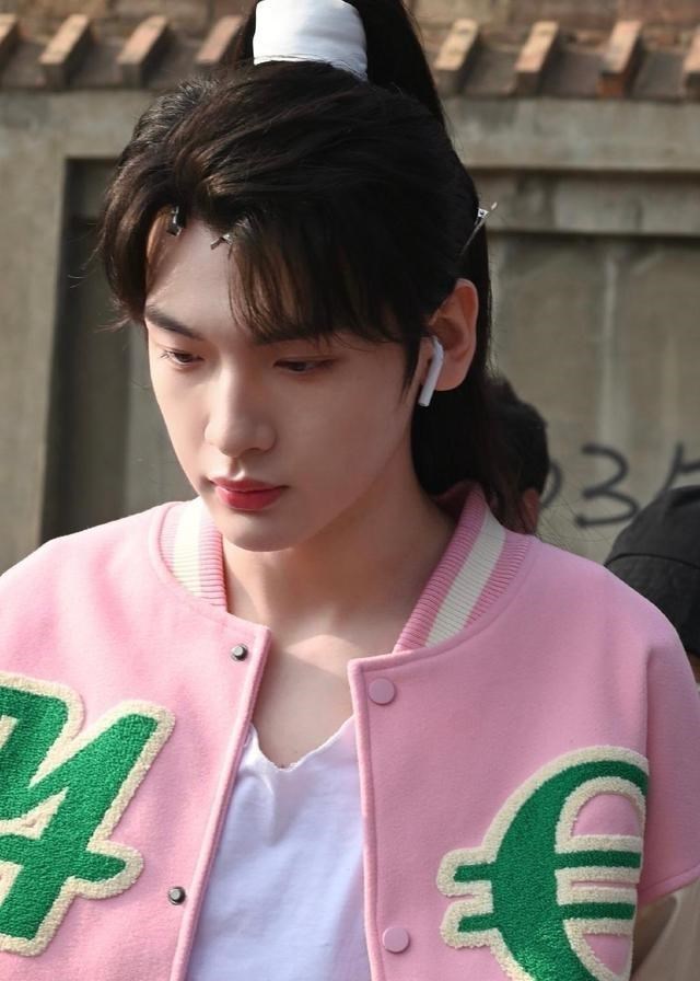 天官赐福|《天官赐福》真人版：张凌赫换新造型，加条链子就是花城了？